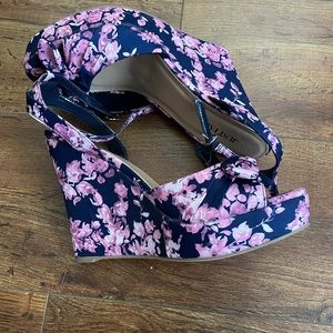 Size 11W floral wedges